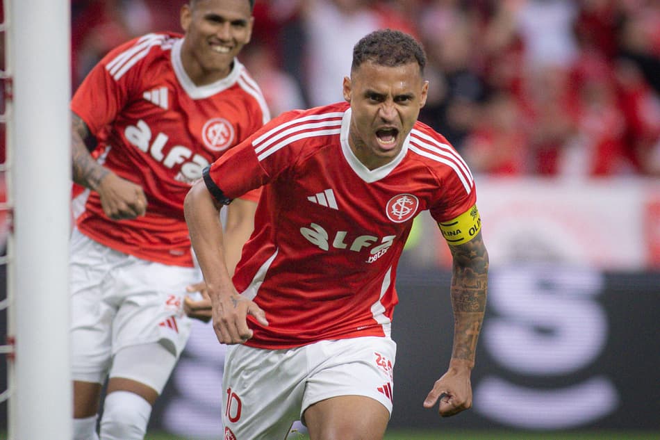 Alan Patrick, jogador do Internacional, comemora seu gol contra o Grêmio no Beira-Rio pelo Brasileiro