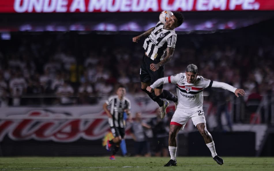 Allan Franco jogador do Sao Paulo disputa lance com Igor Jesus jogador do Botafogo durante partida no estadio Morumbi pelo campeonato Copa Libertadores 2024. Foto: Ettore Chiereguini/AGIF