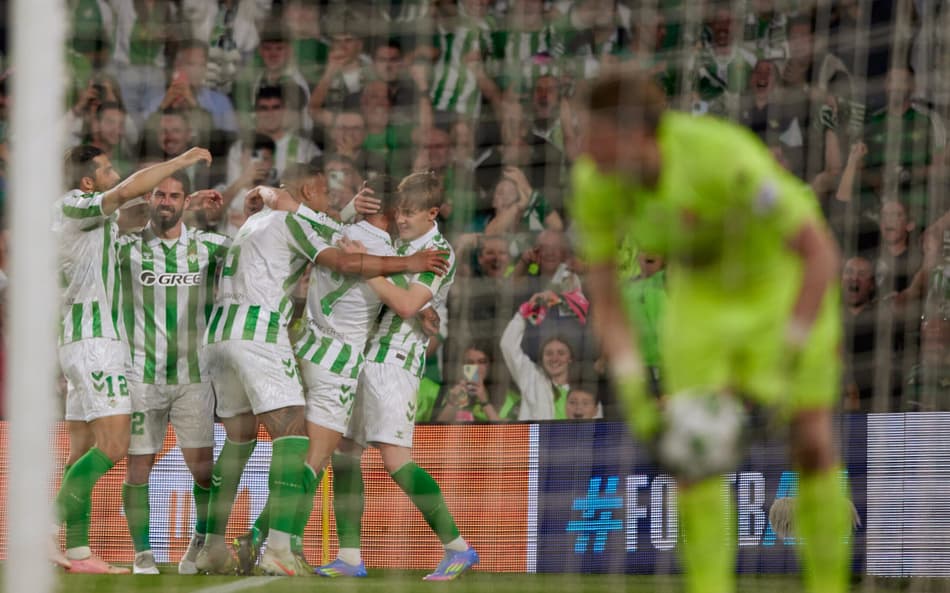 Antony abraça Jesús Rodríguez na comemoração do gol do Betis na Liga Europa