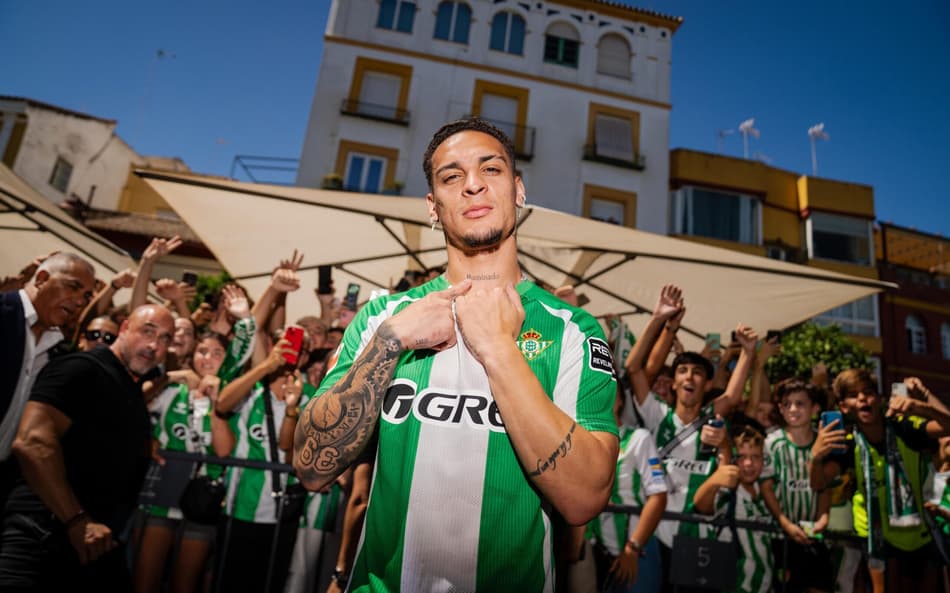 Antony posa com a camisa do Betis após ser contratado em definitivo