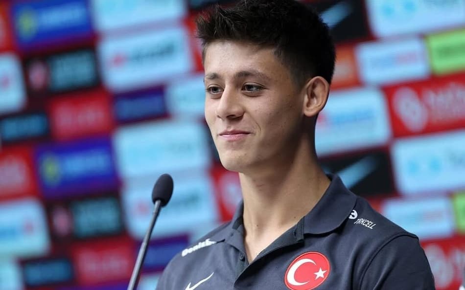 Arda Güler em coletiva de imprensa às vésperas de Turquia x Espanha, pelas Eliminatórias da Copa do Mundo 2026 (Foto: Reprodução/Federação Turca de Futebol)