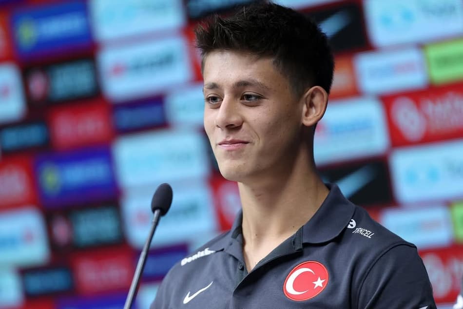 Arda Güler em coletiva de imprensa às vésperas de Turquia x Espanha, pelas Eliminatórias da Copa do Mundo 2026 (Foto: Reprodução/Federação Turca de Futebol)