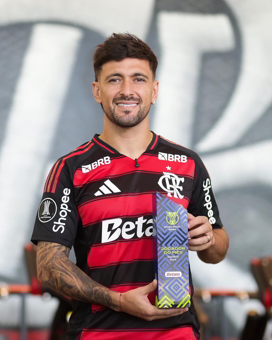 Giorgian de Arrascaeta, do Flamengo, recebe prêmio de melhor jogador de agosto do Brasileirão (Foto: Gilvan de Souza/Flamengo)