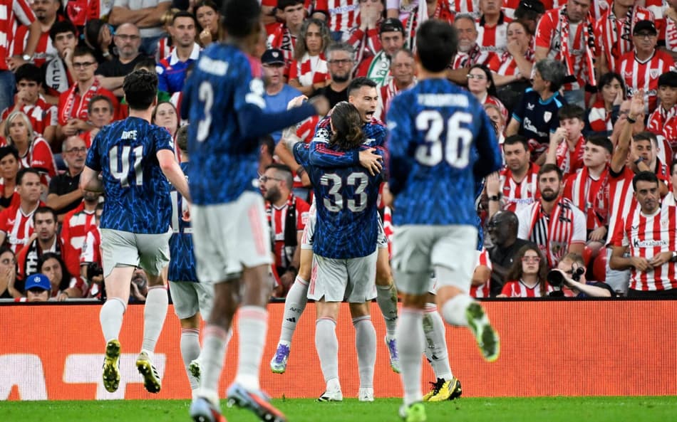 Gabriel Martinelli comemora gol na Champions com companheiros do Arsenal (Foto: Ander Gillena / AFP)