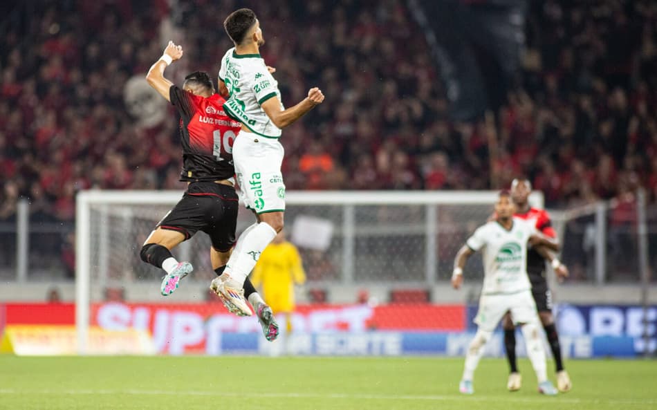 Luiz Fernando em Athletico-PR x Chapecoense, na Ligga Arena (foto: Luis Garcia/AGIF)
