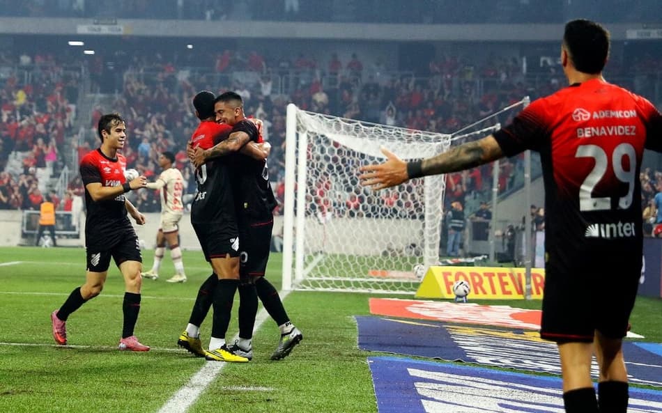 Athletico Vila Nova gol comemoração