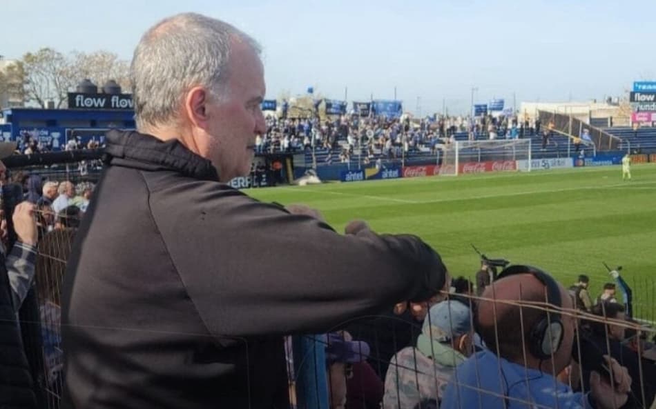 Marcelo Bielsa no estádio Belvedere, em Montevidéu, assistindo a Liverpool x Peñarol, pelo Campeonato Uruguaio (Foto: Reprodução/Internet)