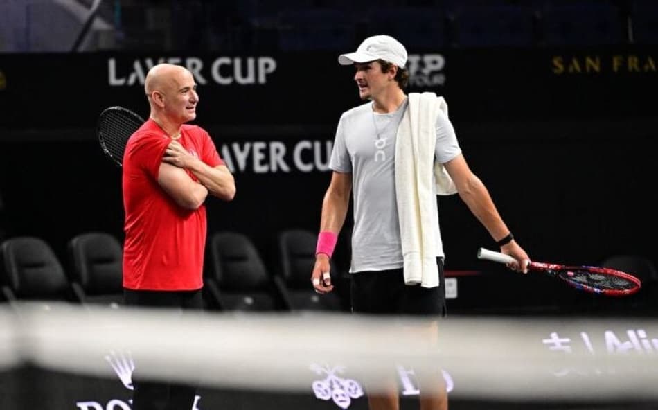 Joao Fonseca conversa com Andre Agassi (Foto: : Ben Solomon/Laver Cup)