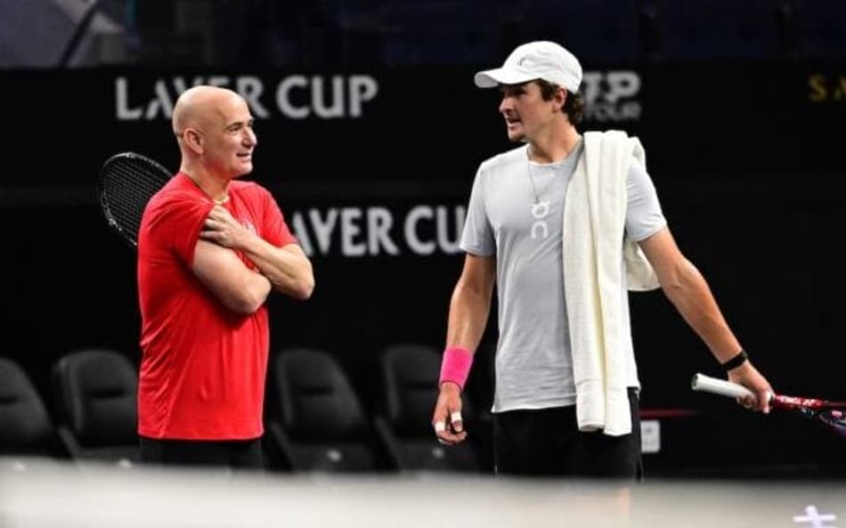 Joao Fonseca conversa com Andre Agassi (Foto: : Ben Solomon/Laver Cup)
