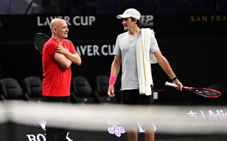 Joao Fonseca conversa com Andre Agassi (Foto: : Ben Solomon/Laver Cup)