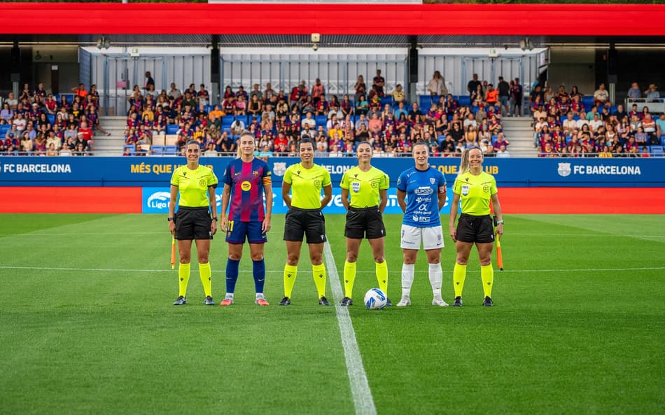 Barcelona e Alhama na entrada em campo pela primeira rodada da Liga F