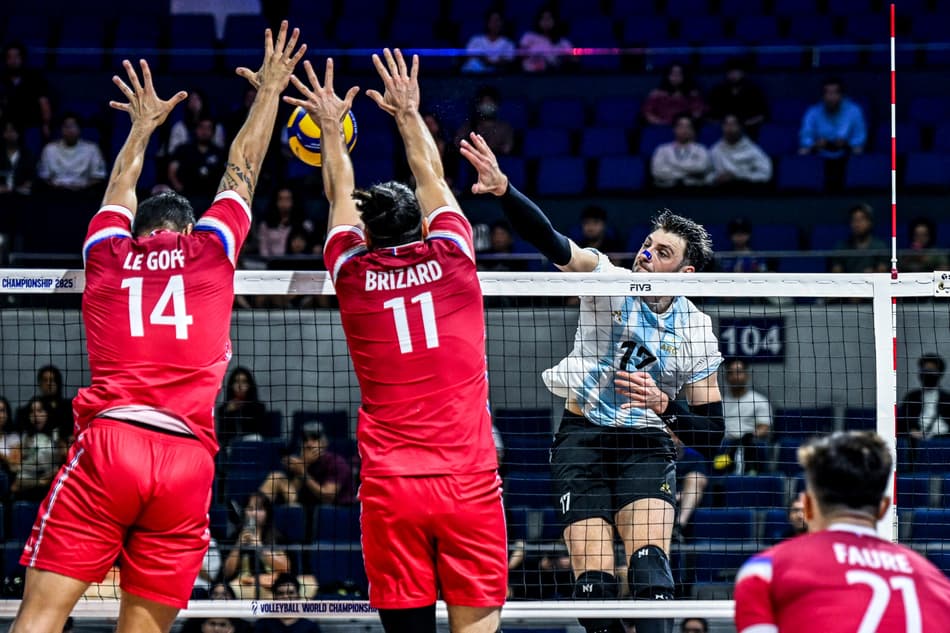 Bloqueio francês no Mundial de Vôlei 2025 (Foto: Sherwin Vardeleon/AFP)