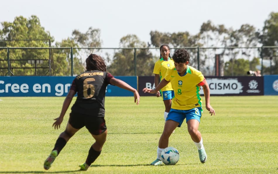Mari, do Brasil, em jogo contra o Peru, pela Conmebol Evolução Feminina Sub-15 (Foto: Conmebol)