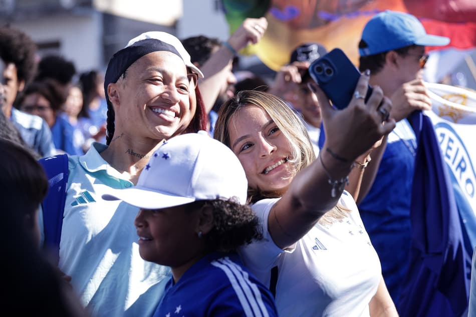 Byanca Brasil tira foto com torcedora do Cruzeiro antes da final do Brasileirão Feminino