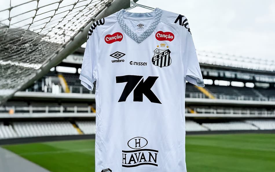 Santos faz ajuste no uniforme após reclamações da torcida; Acordo com a casa de apostas 7k foi anunciado em abril deste ano. (Foto: Divulgação/ Santos FC)