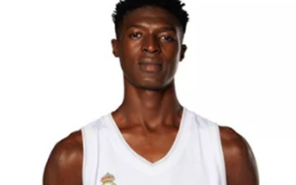 Moussa Balla Traoré, atleta de basquete do Real Madrid, com 11 anos e 1,98m (Foto: Divulgação/ Real Madrid)