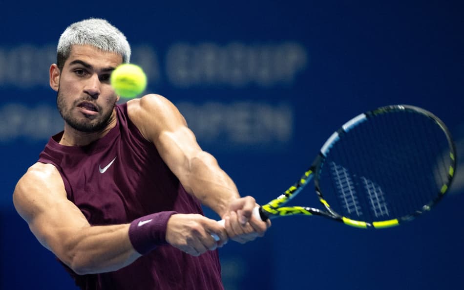 Carlos Alcaraz no ATP 500 de Tóquio (Foto: Philip FONG / AFP)