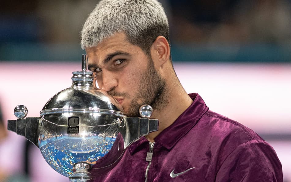 Carloz Alcaraz com o troféu de campeão do ATP 500 em Tóquio (Foto: Philip FONG / AFP)