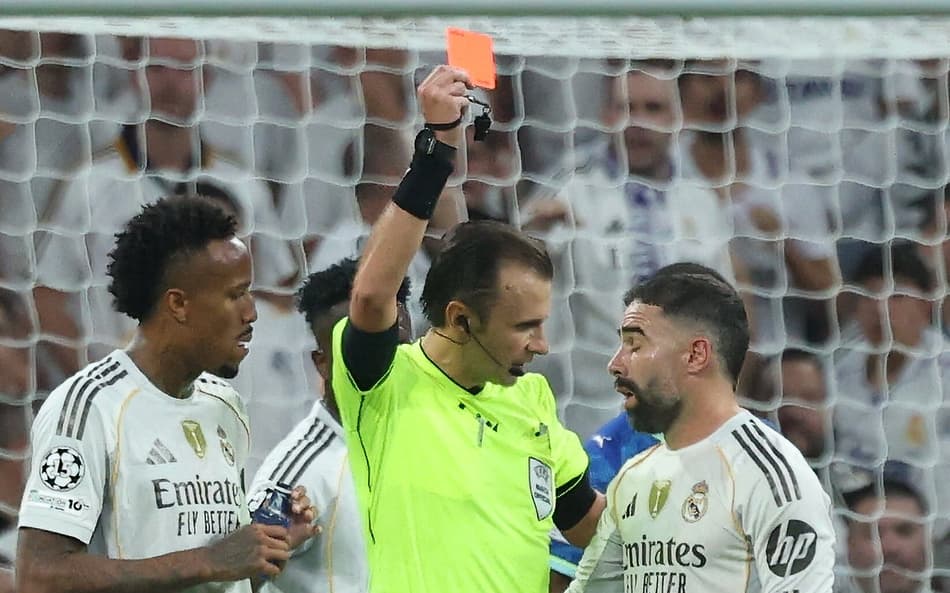 Momento da expulsão de Dani Carvajal na partida contra o Olympique de Marseille na Champions League (Foto: Pierre-Philippe Marcou / AFP)