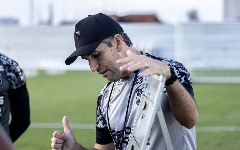 Léo Condé, técnico do Ceará, durante treino (Foto: Gabriel Silva/Ceará SC)