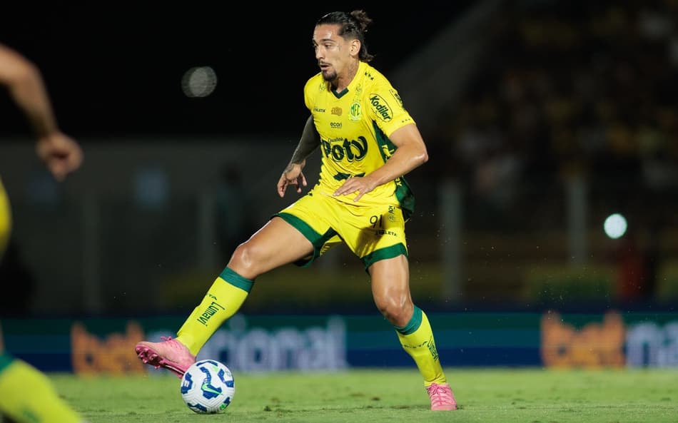 Chico da Costa em jogo do Mirassol. (Foto: Vinicius Silva/AGIF)