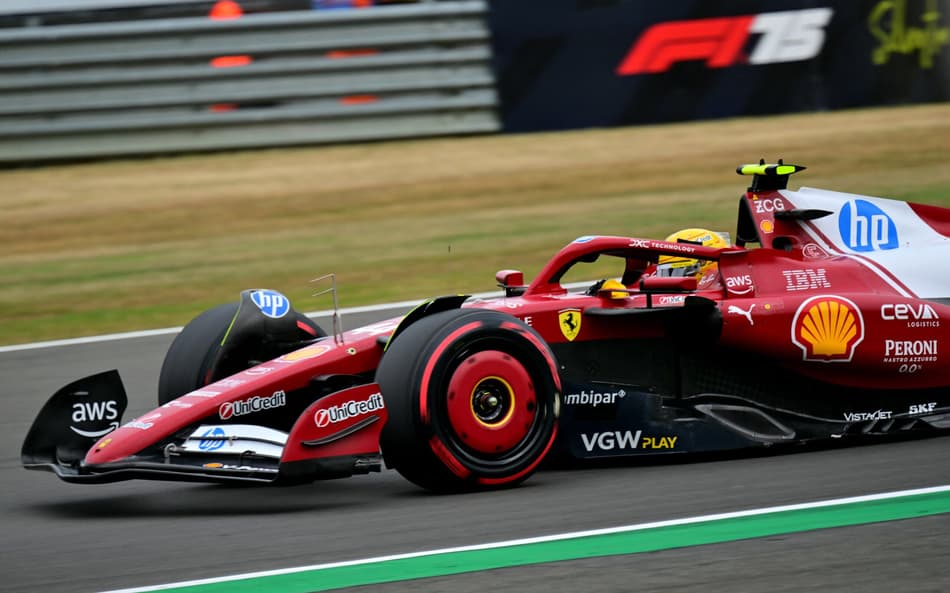 Britânico Lewis Hamilton, da Ferrari, no treino classificatório para o GP da Inglaterra (foto: Andrej ISAKOVIC / AFP)
