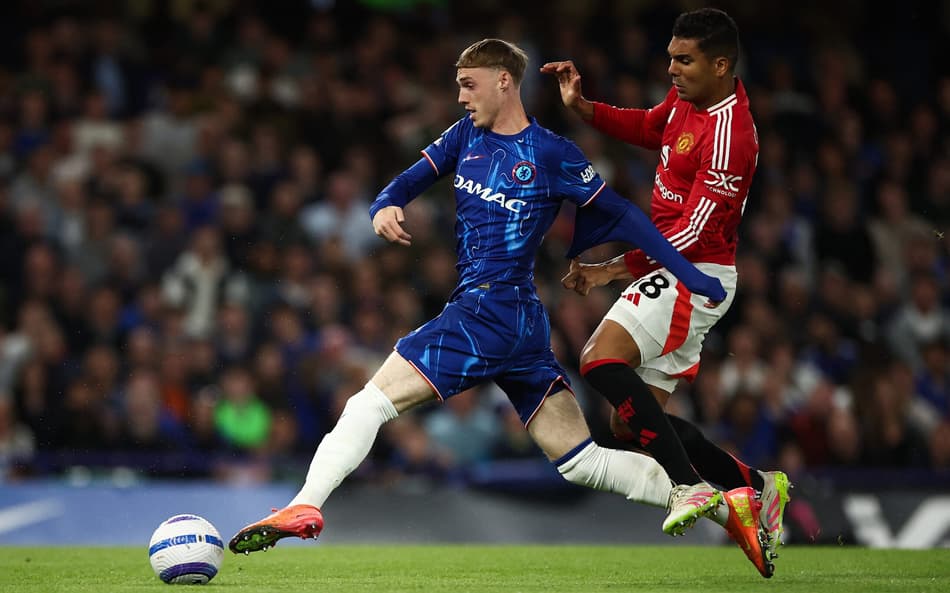 Cole Palmer e Casemiro disputam bola em Chelsea x Manchester United, pela Premier League