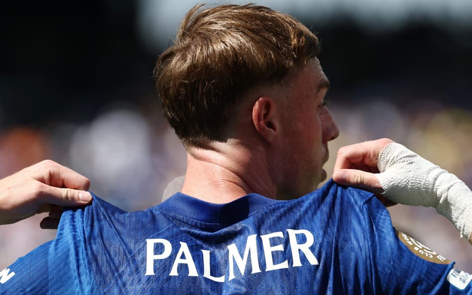 Cole Palmer exibe camisa após gol marcado pelo Chelsea sobre o PSG na final do Mundial de Clubes