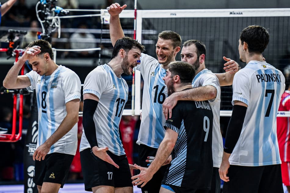 Comemoração da Argentina no Mundial de Vôlei 2025 (Foto: Sherwin Vardeleon/AFP)