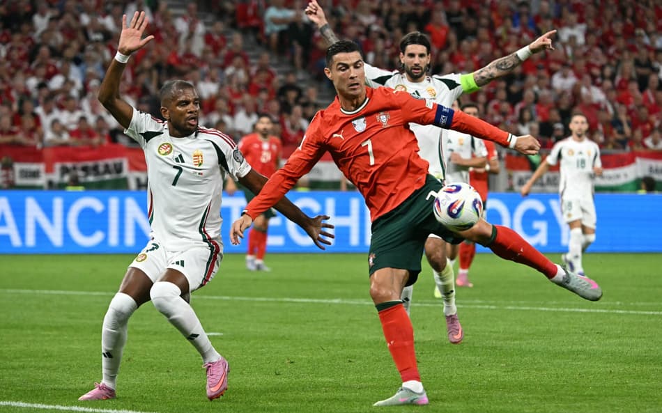 Cristiano Ronaldo em ação em duelo entre Hungria e Portugal, pelas Eliminatórias