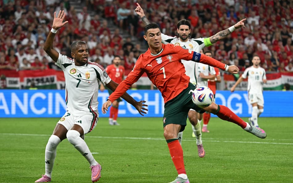 Cristiano Ronaldo em ação em duelo entre Hungria e Portugal, pelas Eliminatórias