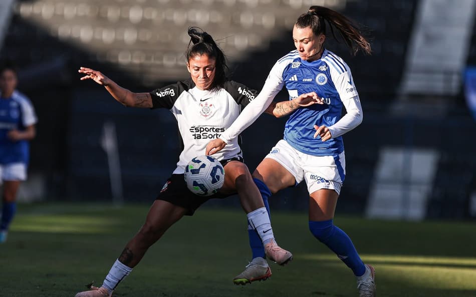 Jogadoras do Cruzeiro e Corinthians disputam a bola em jogo pelo Brasileirão Feminino (Foto: Flickr/CBF)