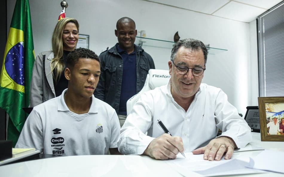 O Santos oficializou o primeiro contrato profissional do atacante David Nogueira. (Foto: Reinaldo Campos/ Santos FC)