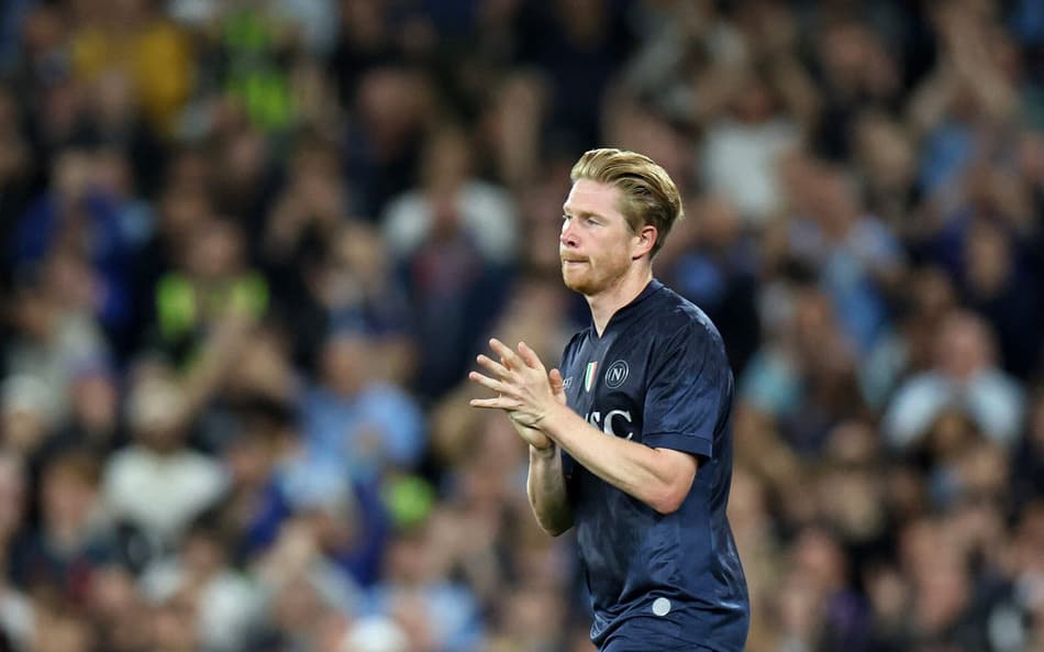 Kevin de Bruyne durante jogo do Napoli contra o Manchester City no Etihad Stadium (Foto: Darren Staples / AFP)