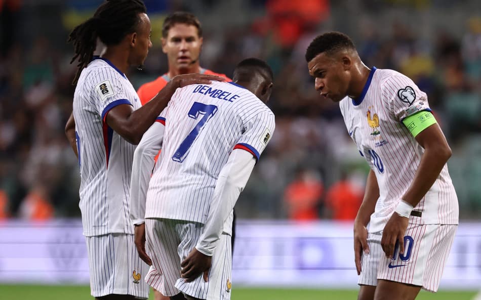 Dembélé coloca a mão na parte posterior da coxa direita em jogo da França nas Eliminatórias