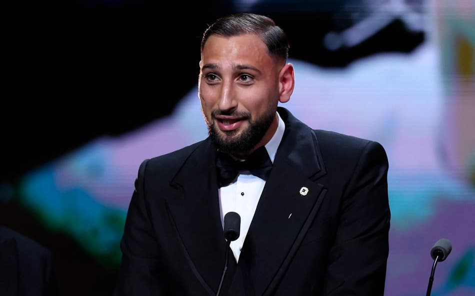 Gianluigi Donnarumma recebe Troféu Yashin de Melhor Goleiro do Mundo na cerimônia da Bola de Ouro (Foto: Franck Fife/AFP)