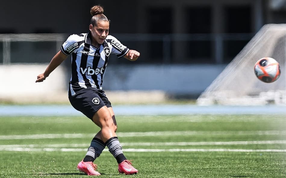 Duda Basílio em campo pelo Botafogo no Carioca Feminino (Foto: Arthur Barreto/BFR)