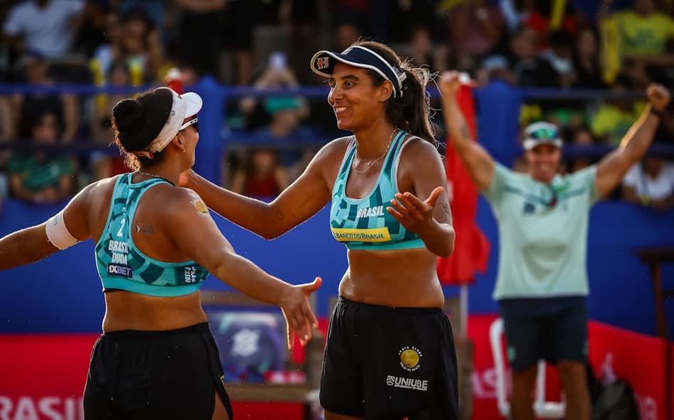 Duda e Ana Patrícia conquistando bronze no Elite 16 de vôlei de praia etapa em João Pessoa (Foto: Volleyball World)
