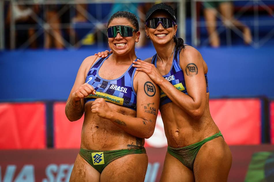 Dupla brasileira Carol e Rebecca no Elite 16 de vôlei de praia (Foto: Volleyball World)