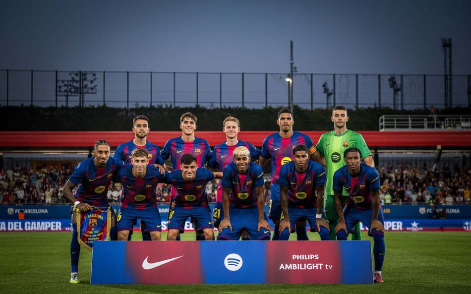 Elenco do Barcelona posa antes do jogo contra o Como, pelo Troféu Joan Gamper