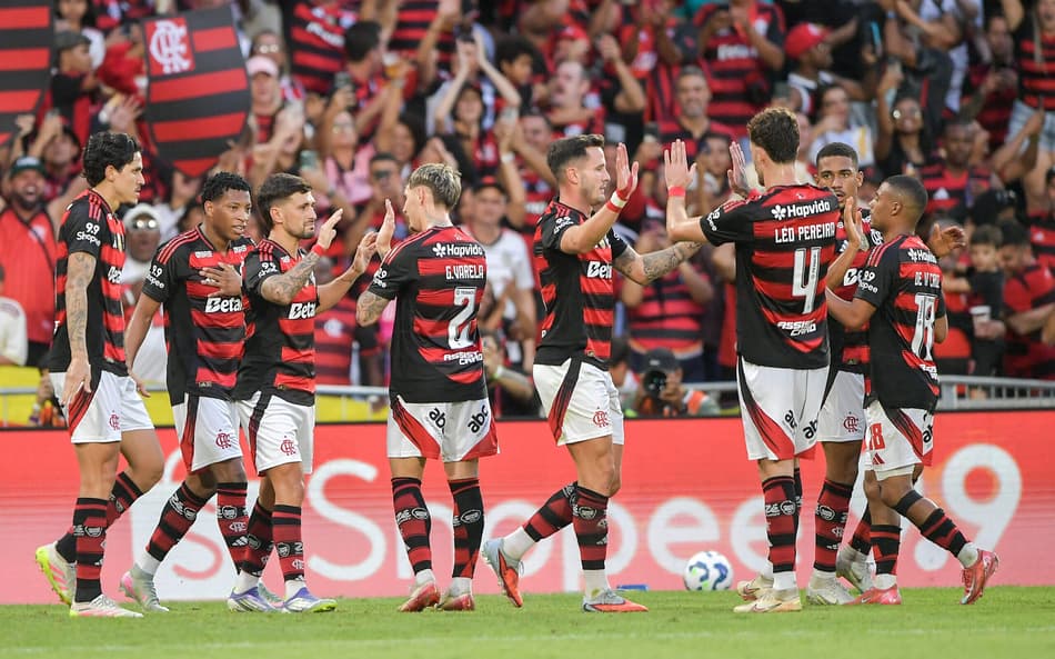 Elenco do Flamengo em ação contra o Grêmio pelo Brasileirão