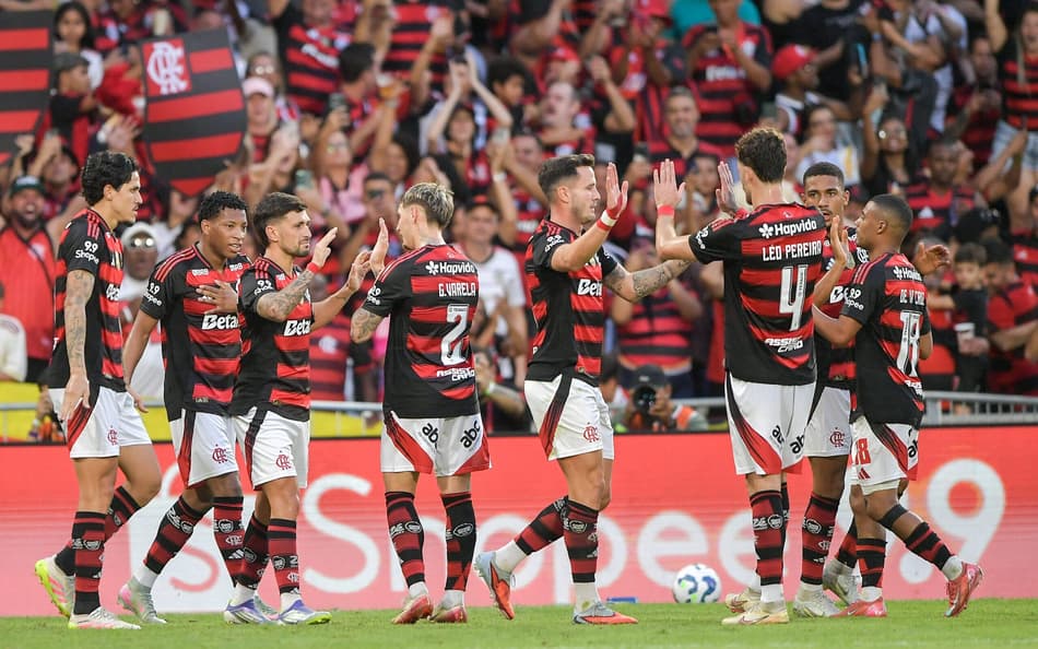 Elenco do Flamengo em ação contra o Grêmio pelo Brasileirão