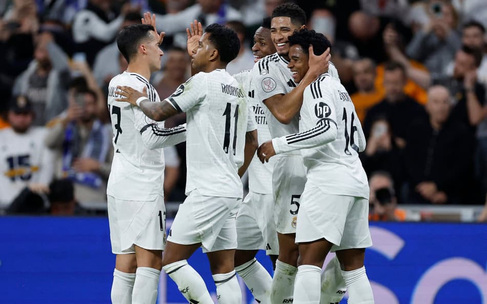Endrick é abraçado por Bellingham na comemoração de seu gol pelo Real Madrid