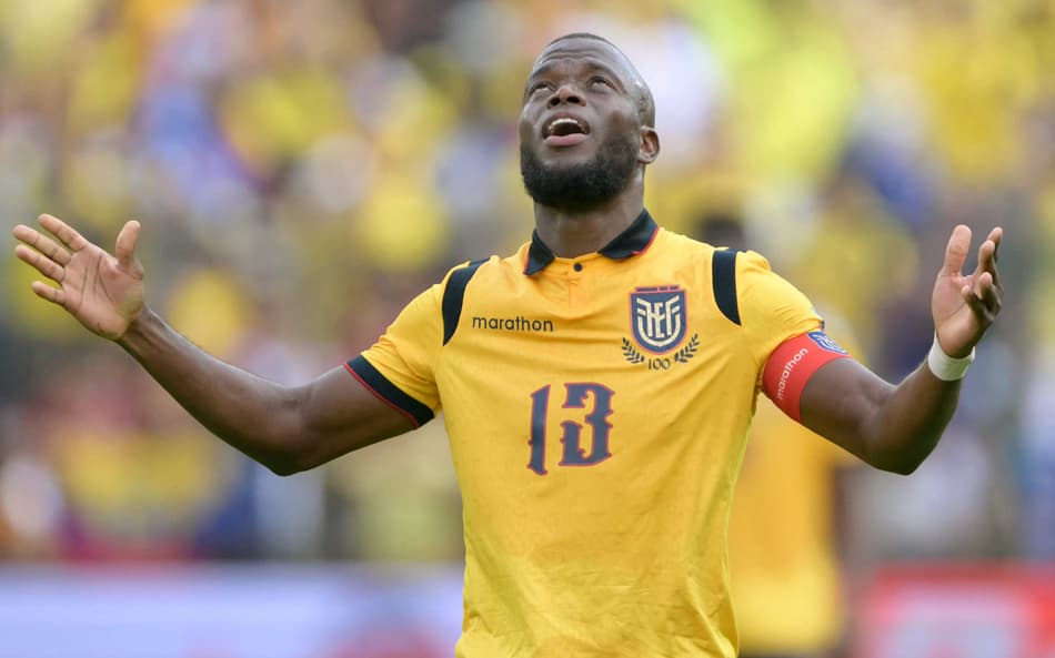 Enner Valencia comemora um de seus gols na vitória do Equador sobre a Venezuela