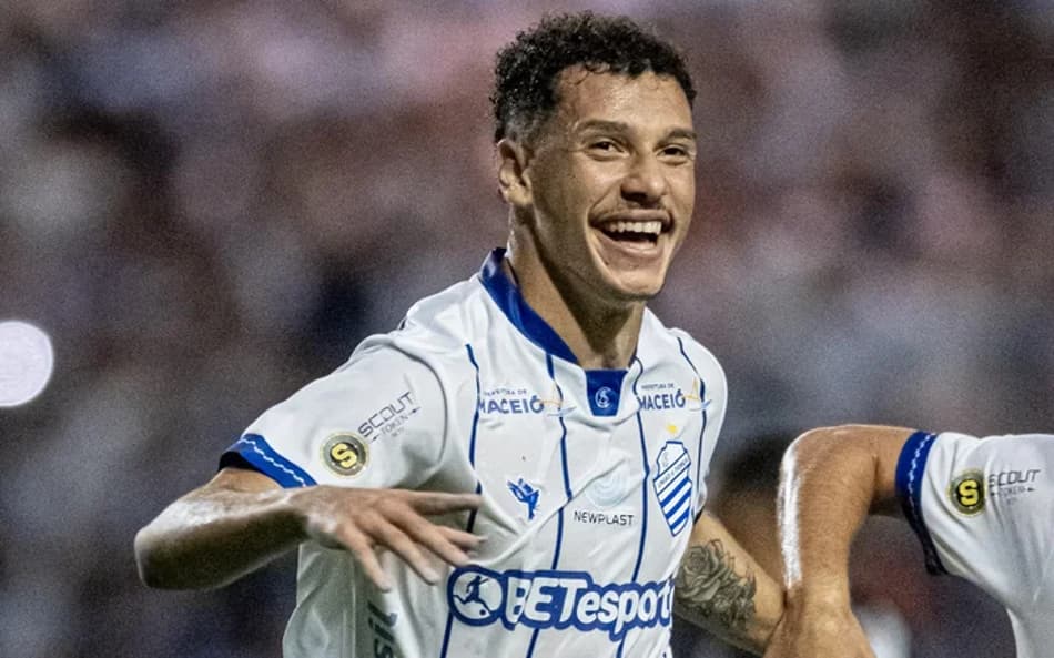 Enzo comemora gol do CSA. (Foto: Allan Max/CSA)