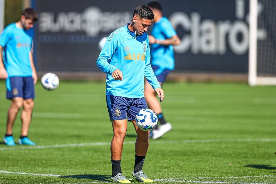 Erick Noriega com a bola em treinamento do Grêmio. (Foto: Angelo Pieretti/Grêmio FBPA)
