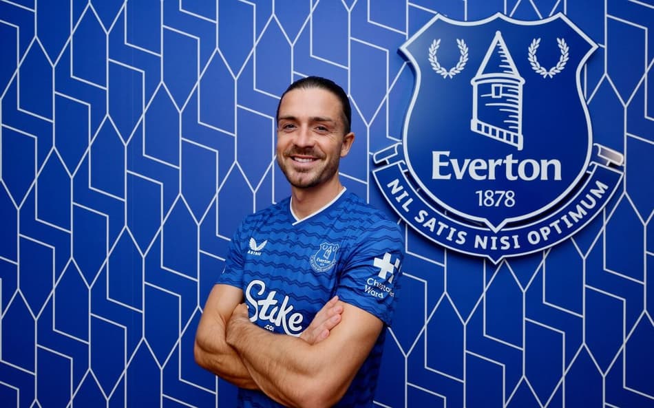 Ex-Manchester City, Jack Grealish posa como novo reforço do Everton na temporada