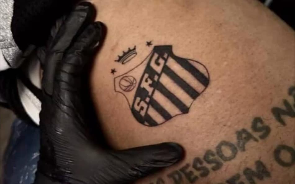 Neymar faz tatuagem em homenagem ao Santos na coxa. (Foto: Divulgação/ Instagram)