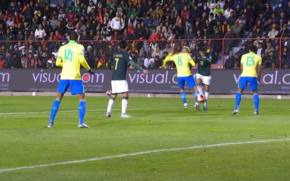O árbitro chileno vê falta de Bruno Guimarães no lateral Roberto após análise do VAR. (Foto: Reprodução/ CONMEBOL)