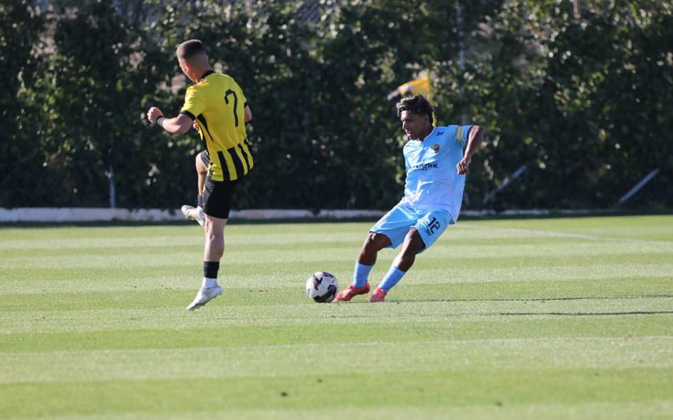 Ferreira em ação pelo Miami Dade contra o AEK Atenas